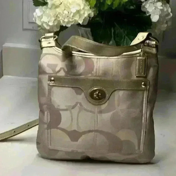 👜👛 NWOT Coach Penelope Optic Metallic Gold Signature F18478 Cream and Tan - Picture 2 of 10